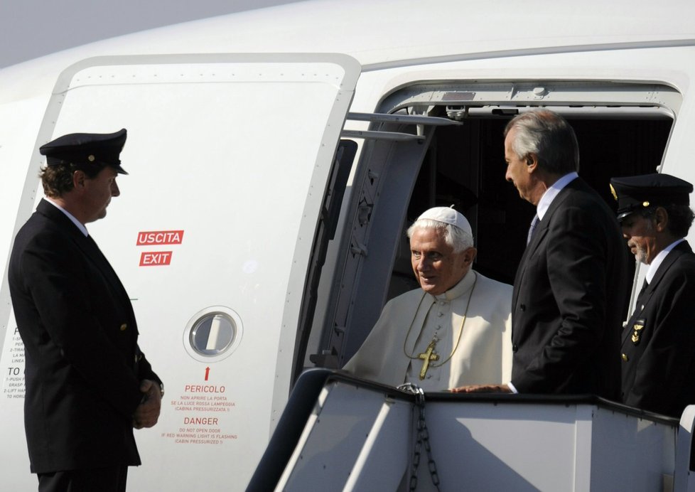 Papež Benedikt XVI. vystupuje z letadla na pražské Ruzyni