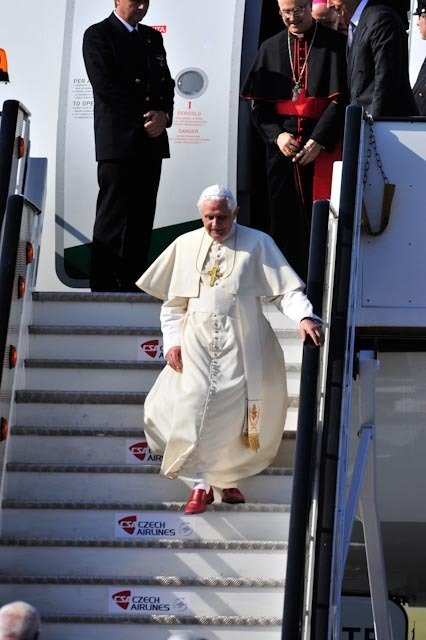 Papež vystupuje z letadla