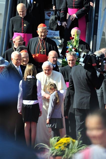 Papeže přivítaly děti