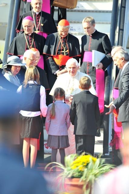Papež Benedikt XVI. sestupuje z letadla na českou půdu