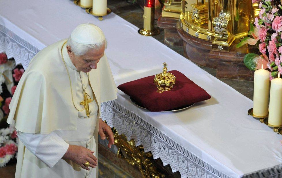 Papež předal Pražskému Jezulátku zlatou korunku