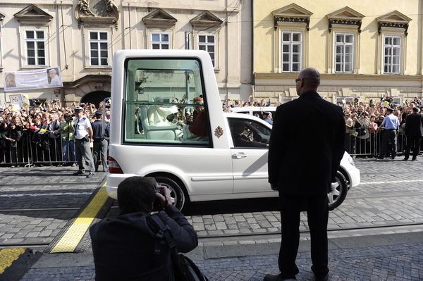 Benedikt XVI. ve svém papamobilu projel ulicemi Prahy