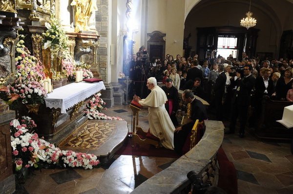 Tehdejší papež  přinesl Pražskému Jezulátku dárek - zlatou korunku