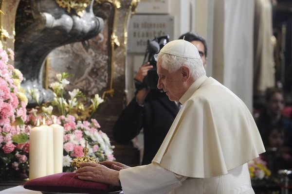 Papež přinesl Pražskému Jezulátku dárek - zlatou korunku