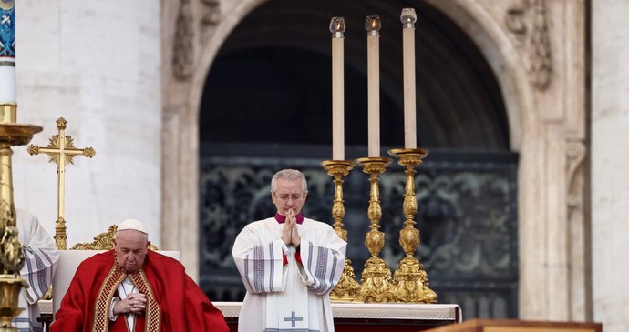 Přímý přenos: Pohřeb Benedikta XVI. Fiala a Klaus v prvních řadách, mši vede papež František