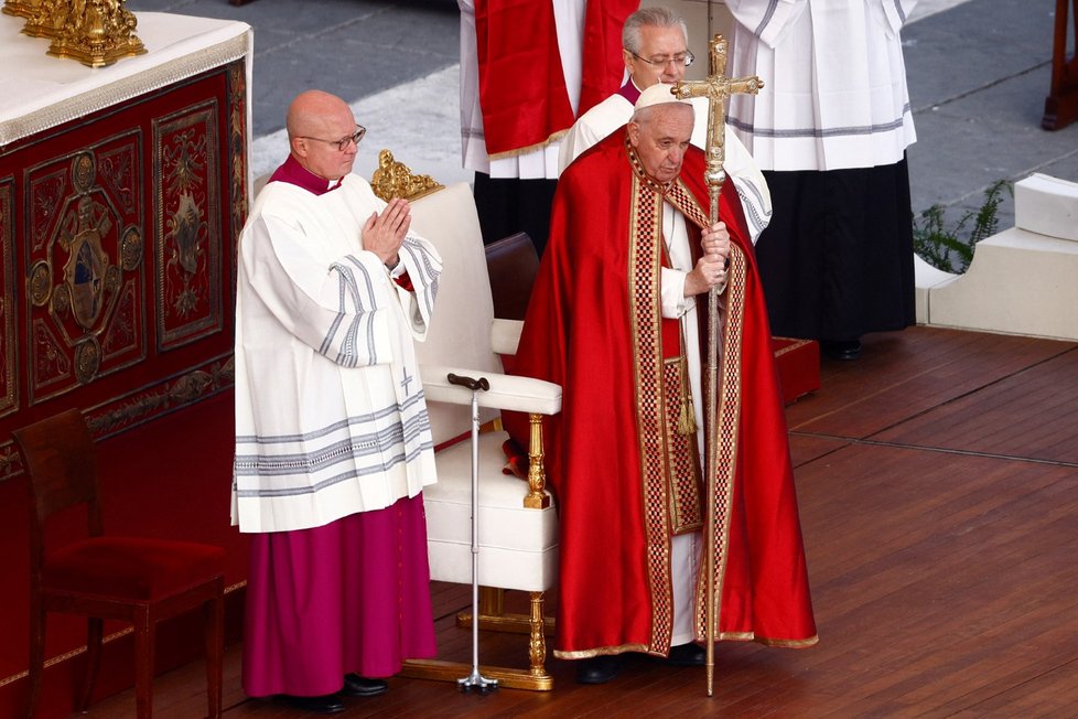 Papež František vede bohoslužbu za svého předchůdce (5. 1. 2023).