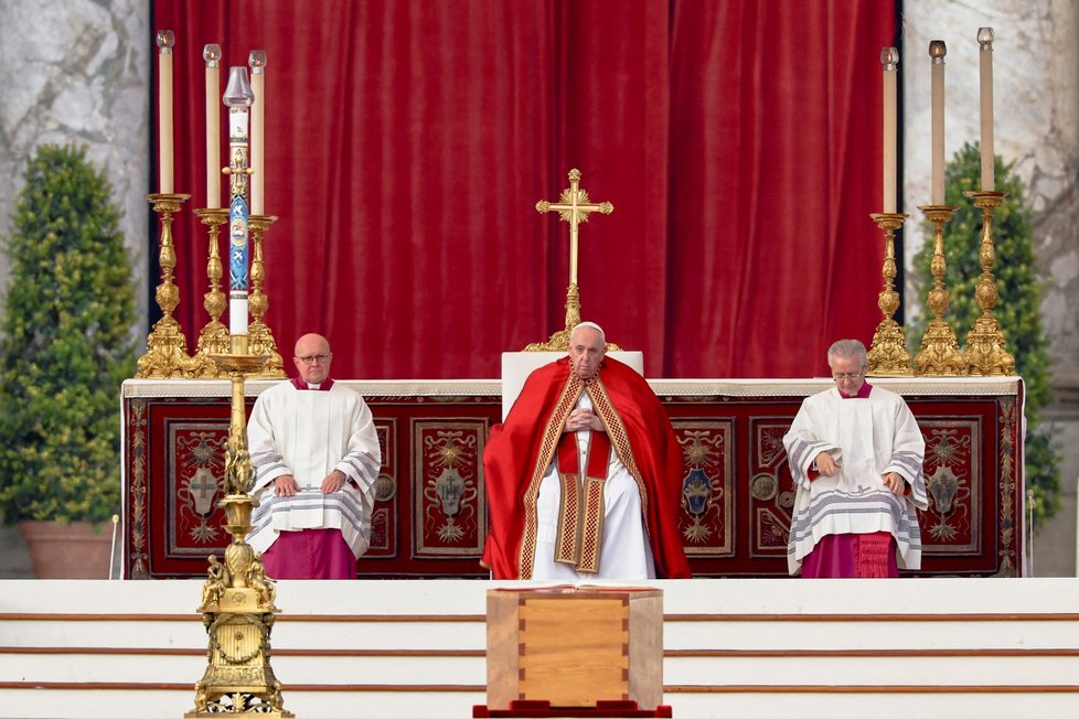 Papež František při bohoslužbě za svého předchůdce (5. 1. 2023)