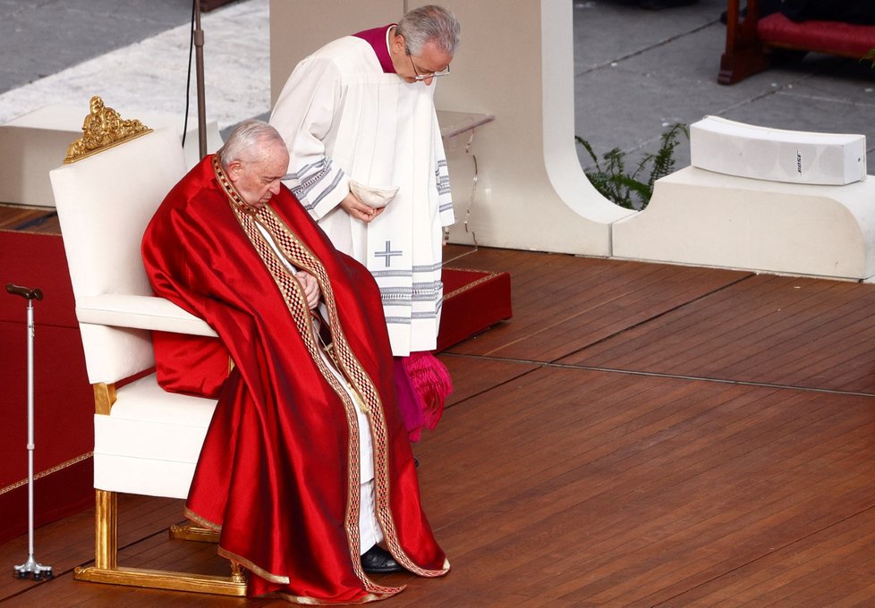 Papež František při bohoslužbě za svého předchůdce (5. 1. 2023)