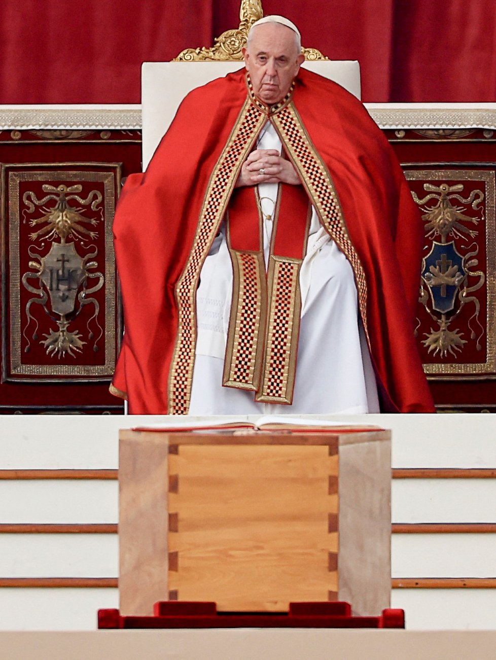 Papež František při bohoslužbě za svého předchůdce (5. 1. 2023).