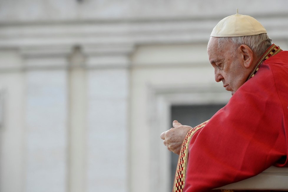 Papež František při bohoslužbě za Benedikta nebyl při síle.