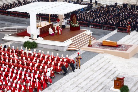 Kněží při bohoslužbě za bývalého papeže Benedikta XVI.