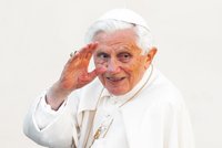 Poslední den panování Benedikta XVI. (85): Pápá, papa!