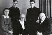 1951: Joseph Ratzinger (vpravo nahoře) a Georg Ratzinger (vlevo nahoře) po