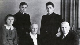 1951: Joseph Ratzinger (vpravo nahoře) a Georg Ratzinger (vlevo nahoře) po vysvěcení na kněze