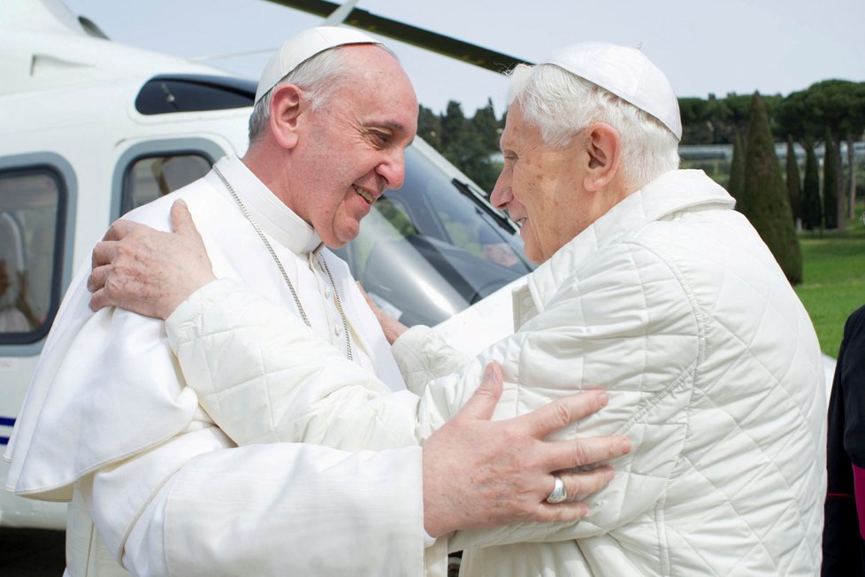 Emeritní papež Benedikt XVI. se svým nástupcem Františkem.