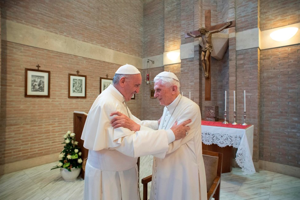 Emeritní papež Benedikt XVI. se svým nástupcem Františkem.
