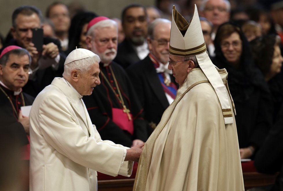 Emeritní papež Benedikt XVI. se svým nástupcem Františkem
