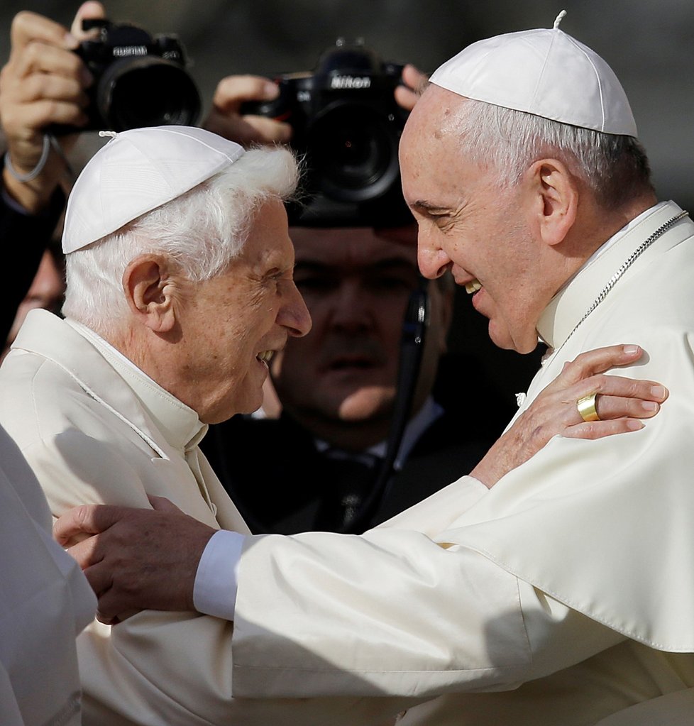 Emeritní papež Benedikt XVI. se svým nástupcem Františkem