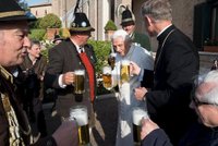 Prosit! Benedikt XVI. spláchl 88. narozeniny pivem