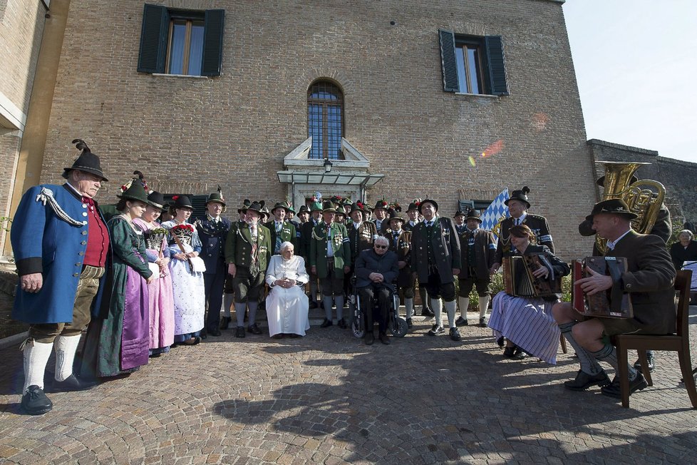 Benedikt XVI. slavil narozeniny ve svém sídle Castel Gandolfo ležící jižně od Říma (2015)