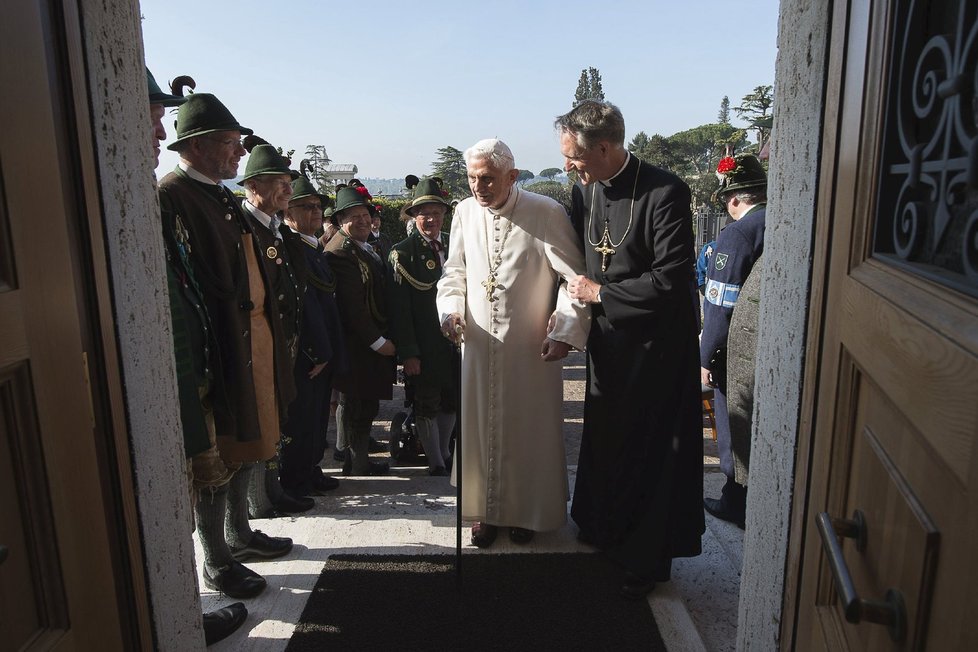 Benedikt XVI. slavil narozeniny ve svém sídle Castel Gandolfo ležící jižně od Říma (2015)