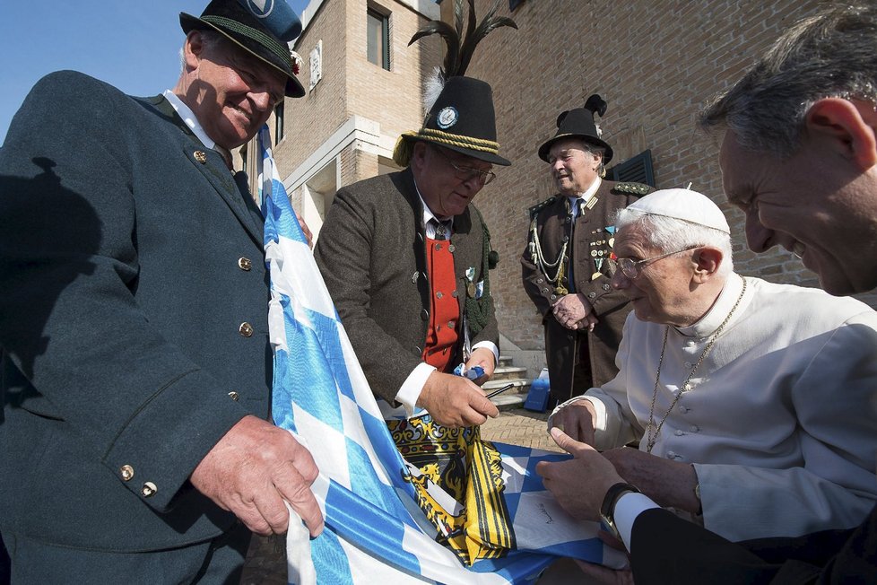 Tehdejší papež Benedikt XVI. slavil narozeniny ve svém sídle Castel Gandolfo ležící jižně od Říma.