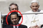 Papežův komorník je podezřelý z vynášení tajných církevních informací.