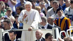 Papež Benedikt XVI. s pektorálem na krku.