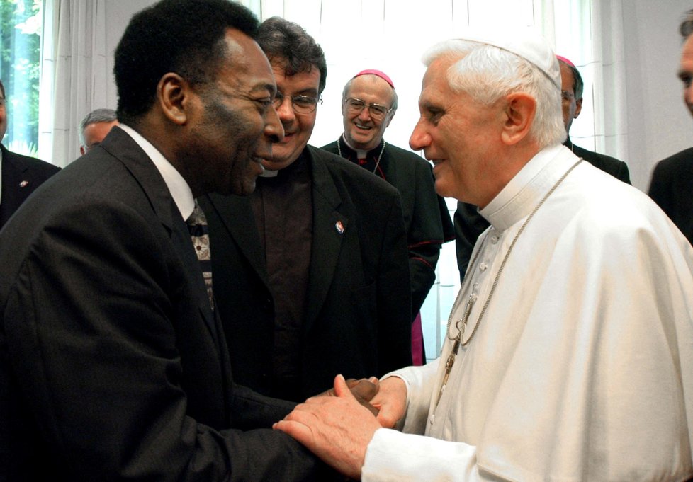 papež benedikt XVI.  a legendární fotbalista Pelé v roce 2005.