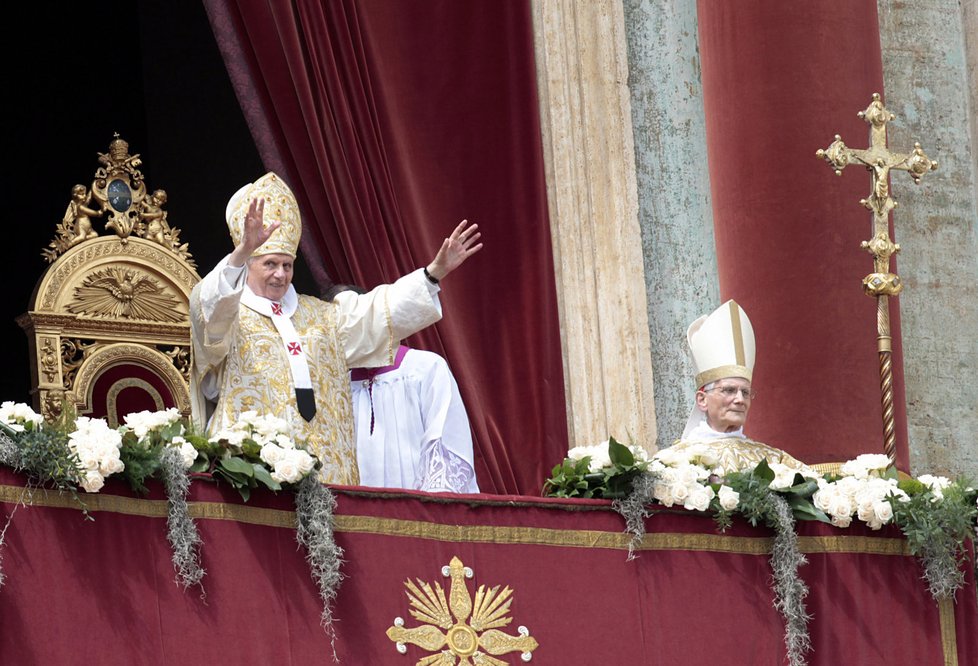 Papež Benedikt XVI. žehná Městu a světu