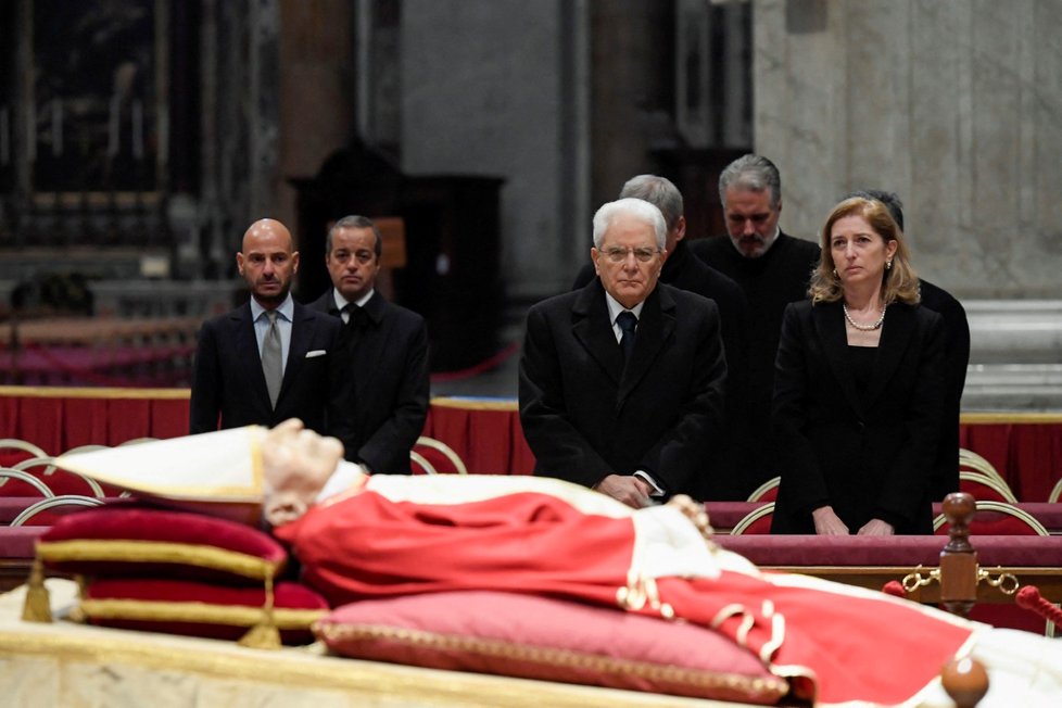 Italský prezident Sergio Mattarella u těla papeže Benedikta. (2.1.2023)