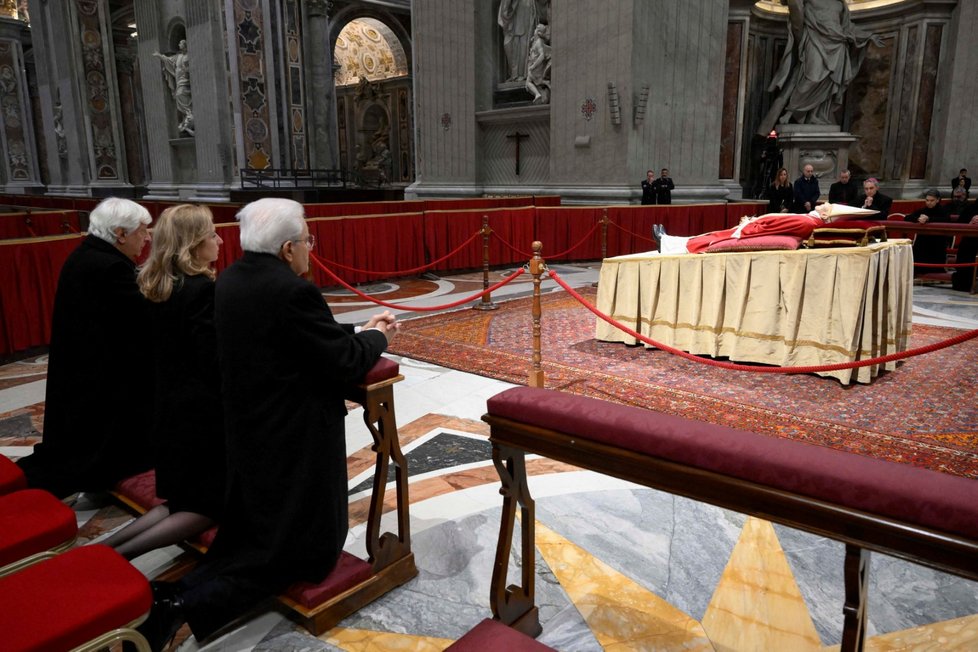 Italský prezident Sergio Mattarella u těla papeže Benedikta. (2.1.2023)