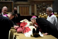 Loučení s Benediktem XVI. (†95). Dojatý prezident a selfie u těla. Do Vatikánu míří i Češi