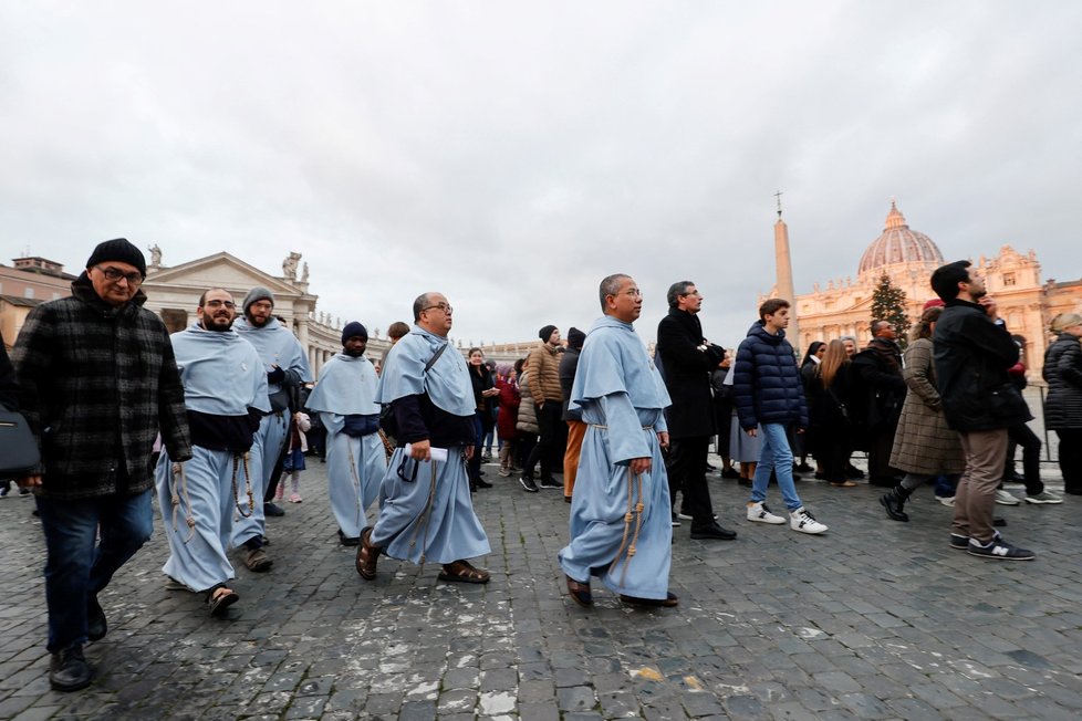Věřící stojí frontu před bazilikou sv. Petra, aby uctili památku papeže Benedikta XVI. (2.2.2023)
