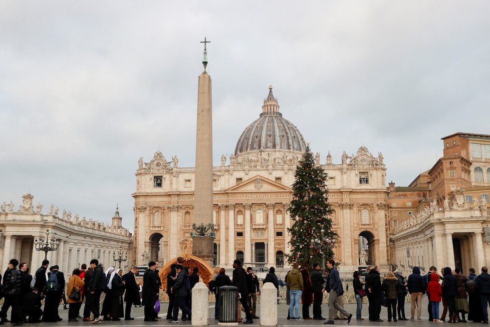 Fronta před bazilikou sv. Petra ve Vatikánu. (2.1.2023)