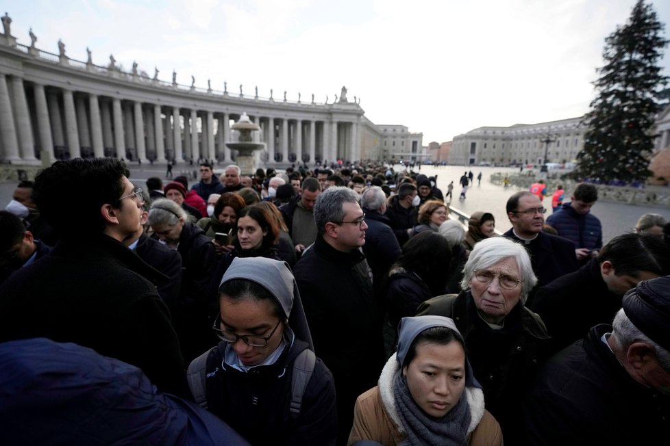 Fronta před bazilikou sv. Petra ve Vatikánu. (2.1.2023)