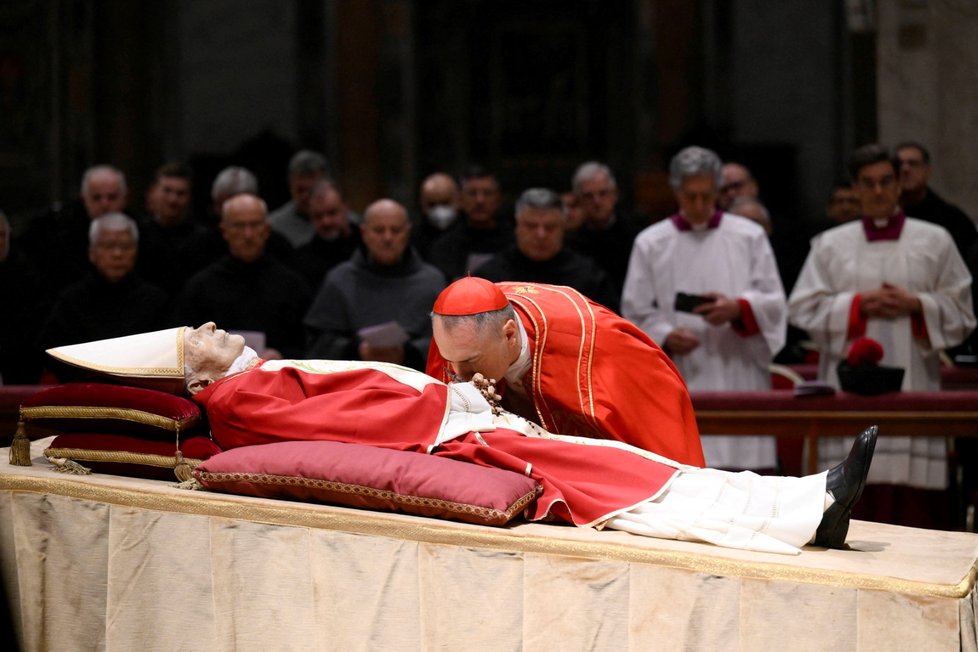Tělo papeže Benedikta XVI. v bazilice sv. Petra. (2.1.2023)