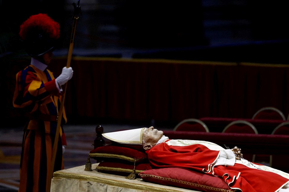 Tělo papeže Benedikta XVI. v bazilice sv. Petra.