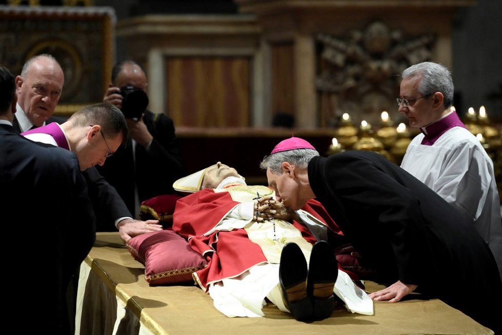 Tělo papeže Benedikta XVI. v bazilice sv. Petra. (2.1.2023)