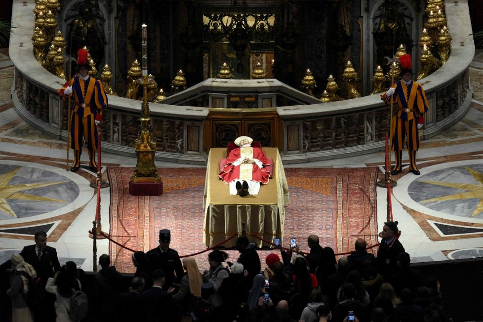 Tělo papeže Benedikta XVI. v bazilice sv. Petra.