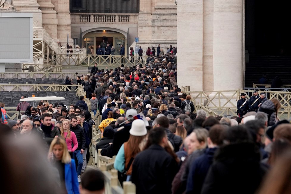 Věřící stojí frontu před bazilikou sv. Petra, aby uctili památku papeže Benedikta XVI. (2.2.2023)