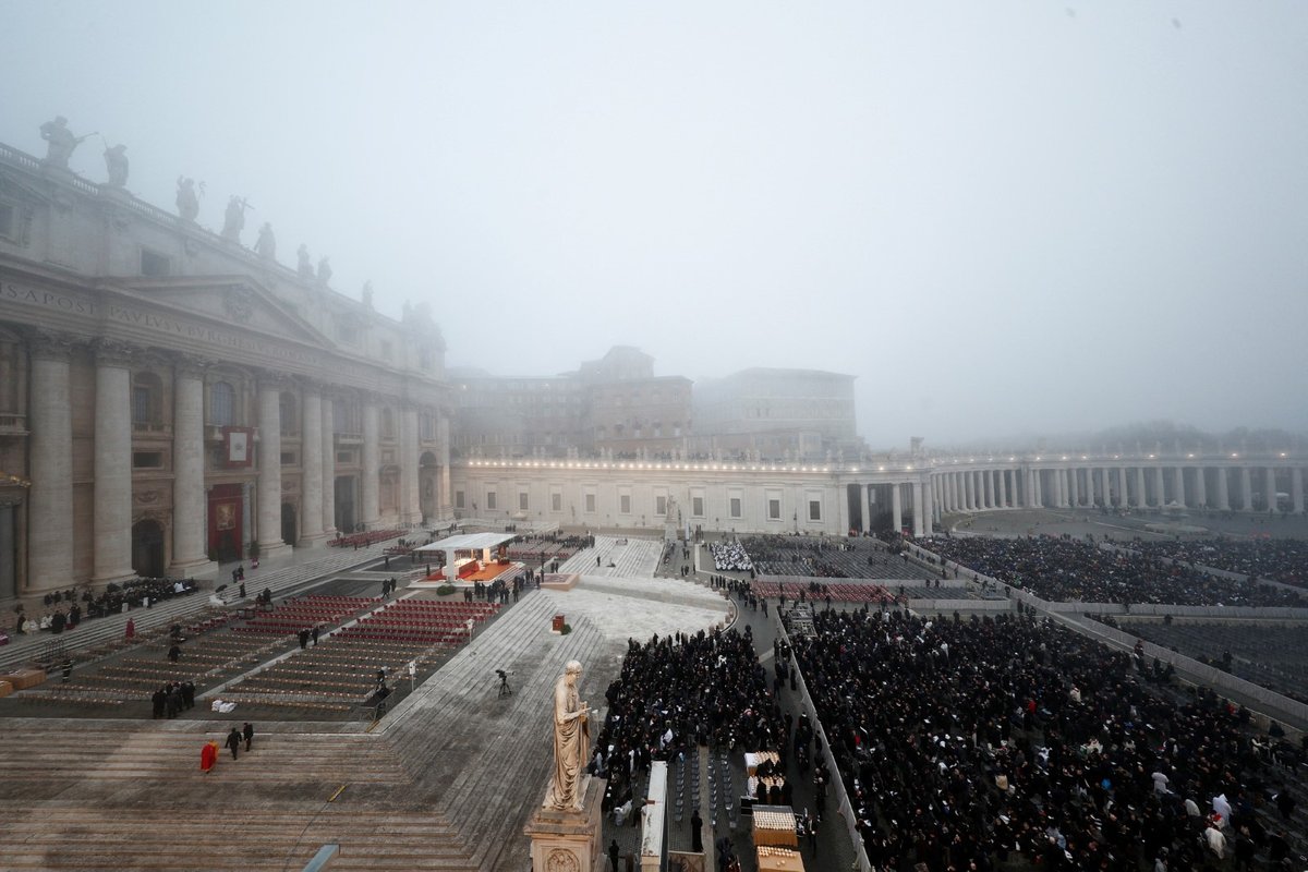 Poutníci čekají na pohřeb papeže Benedikta. (5.1.2023)