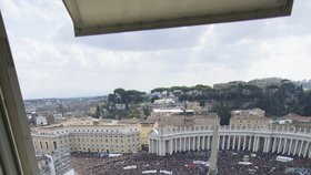 Na papežovu modlitbu se zaplnilo celé náměstí.