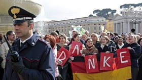 "Děkujeme," říká transparent držený mladými dívkami.