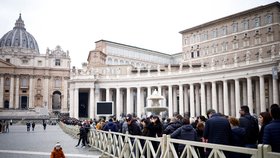 Na náměstí sv. Petra: Fronty na rozloučení se s Benediktem XVI.