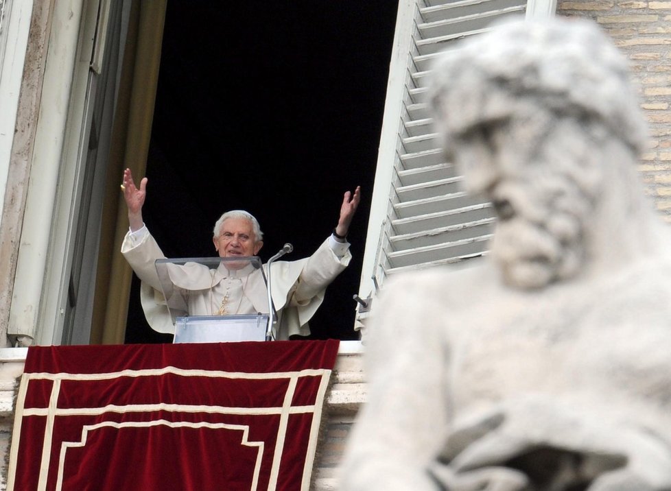 Papež Benedikt XVI. dnes na Svatopetrském náměstí v Římě naposled oslovil shromážděné věřící při nedělní modlitbě Anděl Páně.