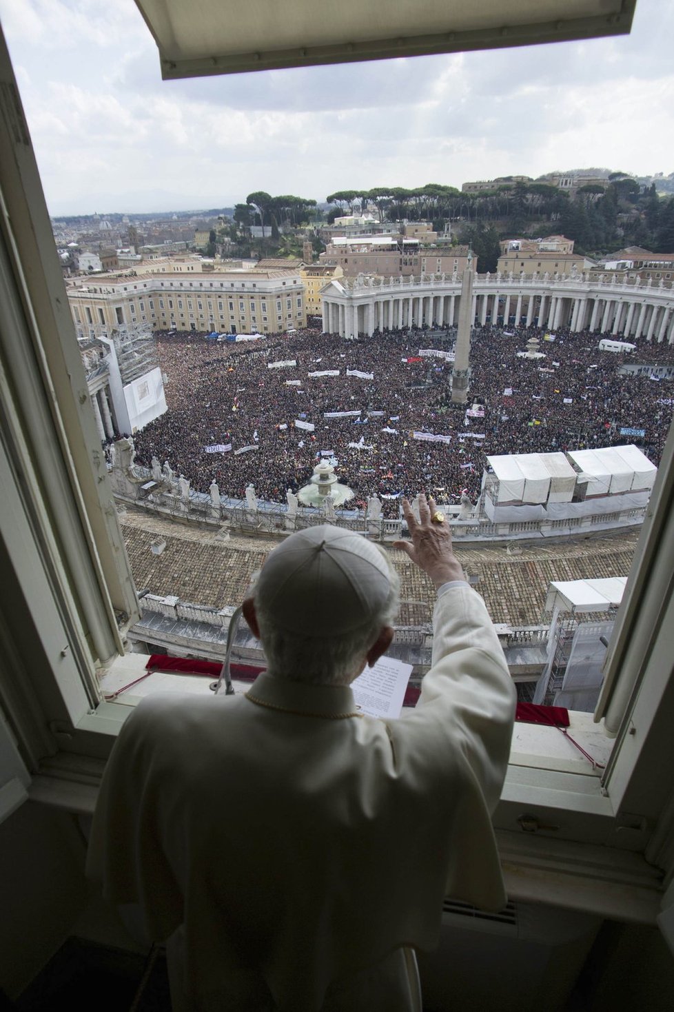 Na papežovu modlitbu se zaplnilo celé náměstí.