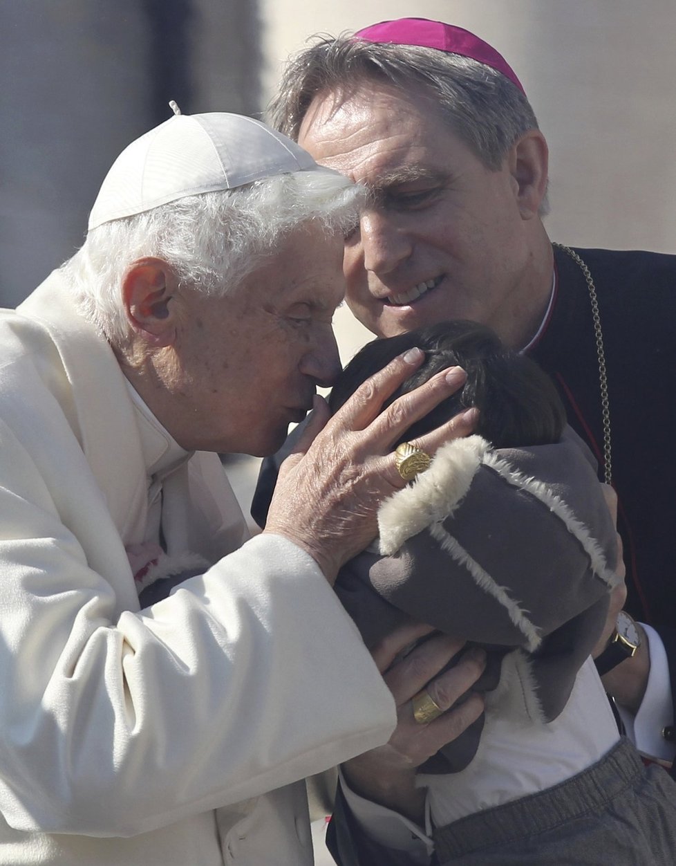Papež líbá křesťanské děti