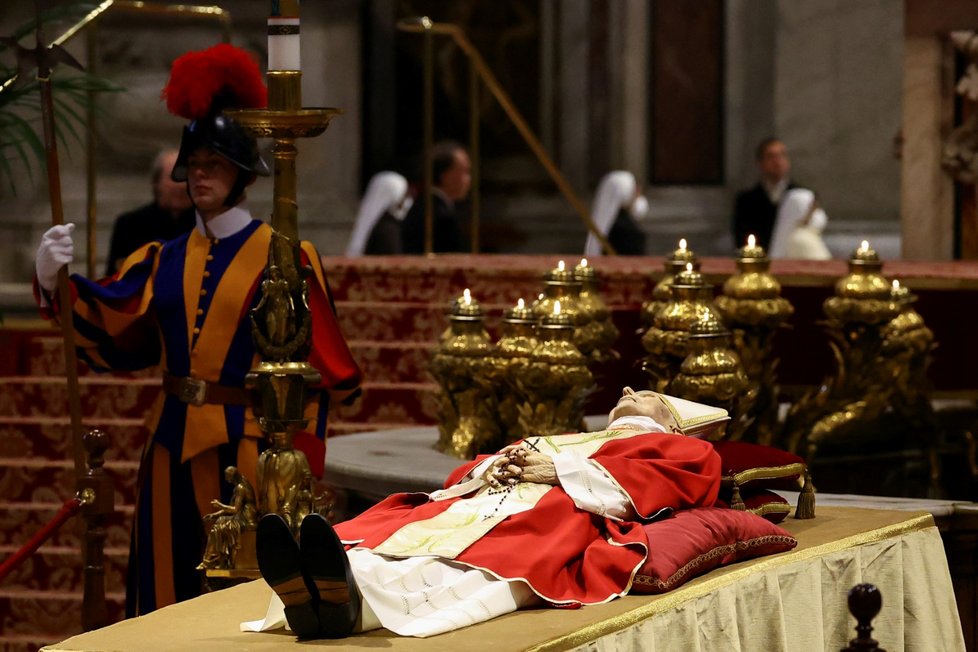 Benedikt XVI. pod dohledem švýcarské gardy.