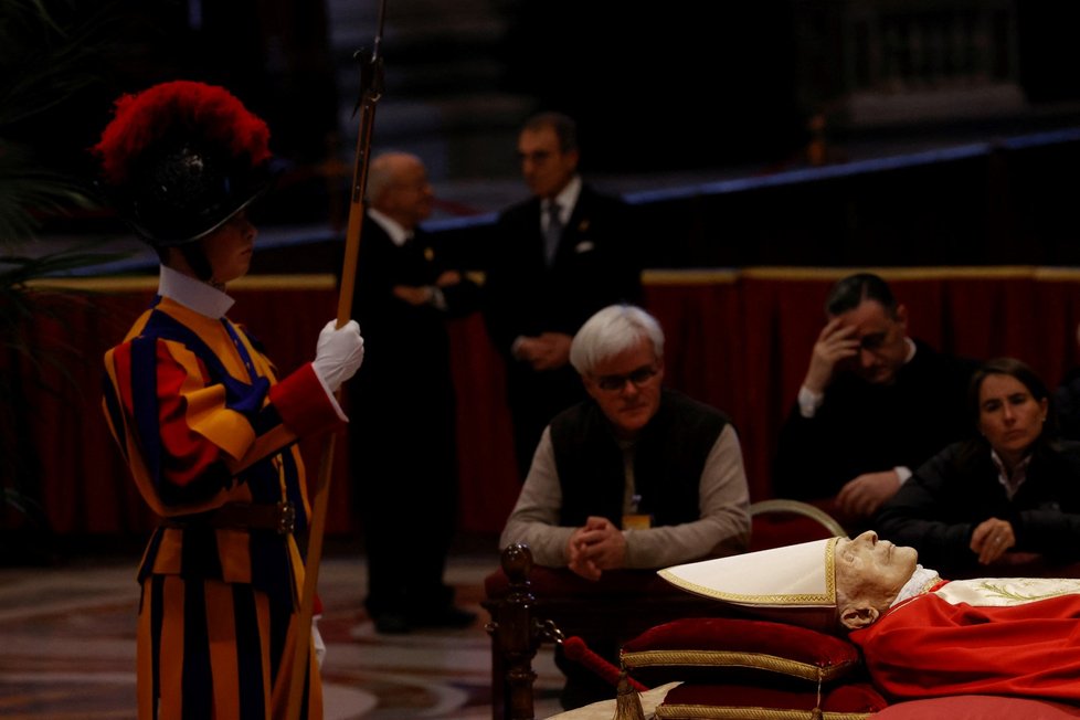 Benedikt XVI. pod dohledem švýcarské gardy.